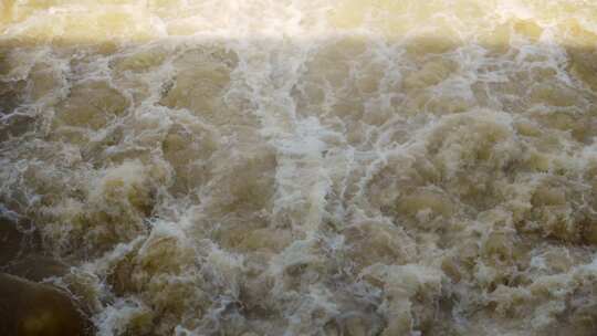 俯拍汹涌洪流洪水流水视频素材模板下载