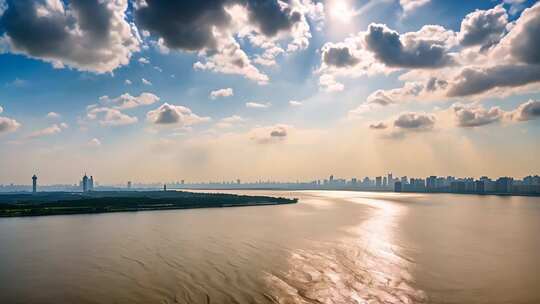 江边城市天际线全景