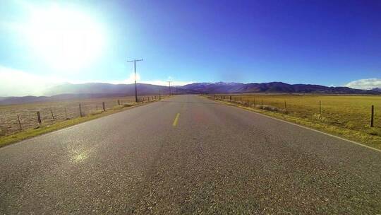 高速行驶在乡村道路上