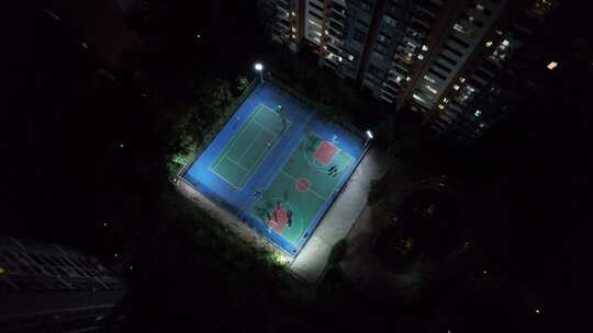 夜晚城市小区篮球场人们活动航拍