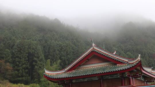 森林雾气弥漫古典中式建筑屋顶