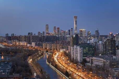 北京城市车流建筑中国尊日转夜