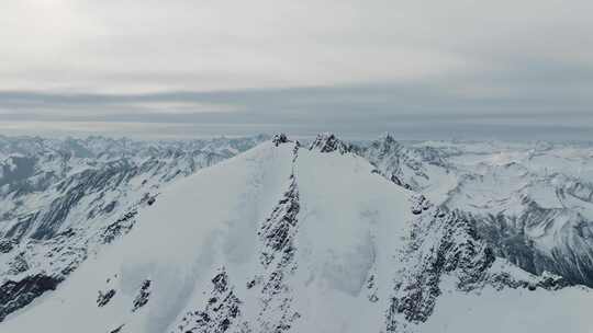 登顶雪山航拍