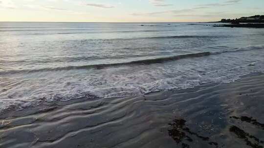 傍晚海岸边沙滩海浪视频素材模板下载