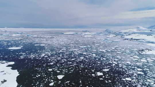南极洲冰冻海洋上空的空中飞行。