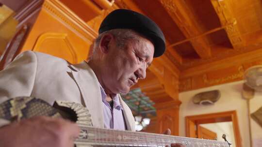 新疆喀什 茶馆 老人弹奏传统乐器表演