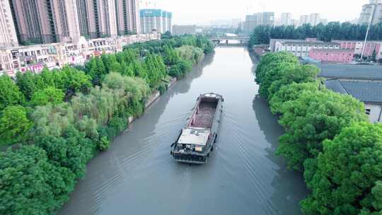 货船在京杭大运河运河穿行