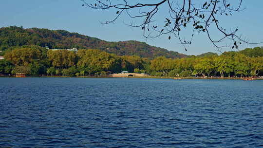 晴朗天气下的西湖湖光山色慢镜头