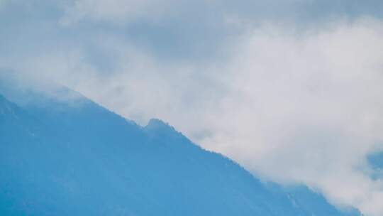 强对流天气时山谷云雾翻滚自然景象延时