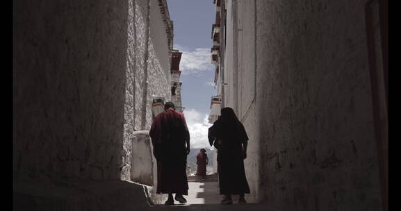 西藏寺院走廊的僧侣