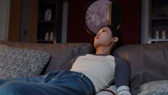 女子室内沙发静坐场景