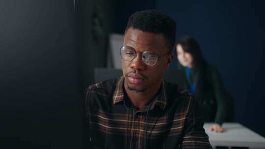 在软件开发公司办公室使用计算机的非裔美国人肖像