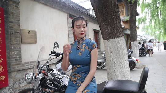 旗袍女孩穿越济南老四合院场景视频素材模板下载