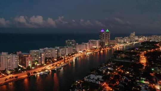 航拍沿海城市的夜景