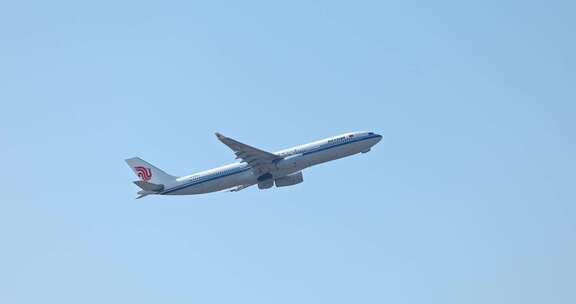 中国国际航空飞机客机在天空中飞行