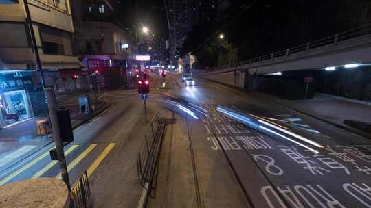 夜间穿越繁忙城市的火车延时行驶