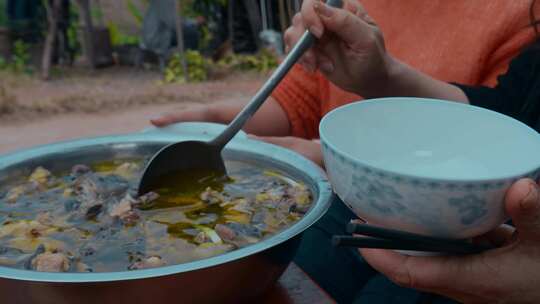 乡村美食土鸡熬制好的鸡肉鸡汤番茄炒蛋视频素材模板下载