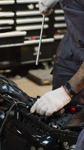 使用扳手修理摩托车的无法辨认的机械师的手视频素材模板下载