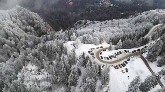 航拍雪后的山顶停满了汽车