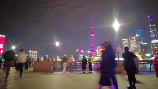 上海外滩夜晚游客在游玩拍照延时摄影视频素