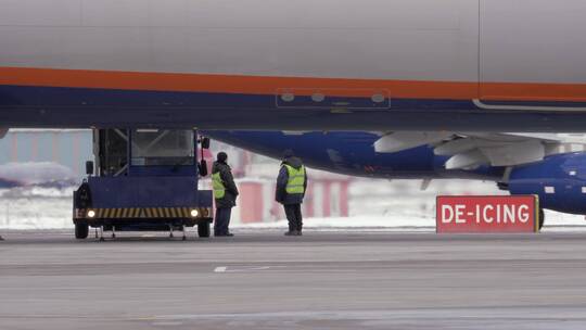 机组人员站在机场跑道上