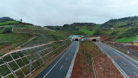 公路视频施工中的云南宁永高速公路隧道口