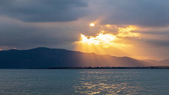 昆明滇池 金色光芒透过云层打在湖面上