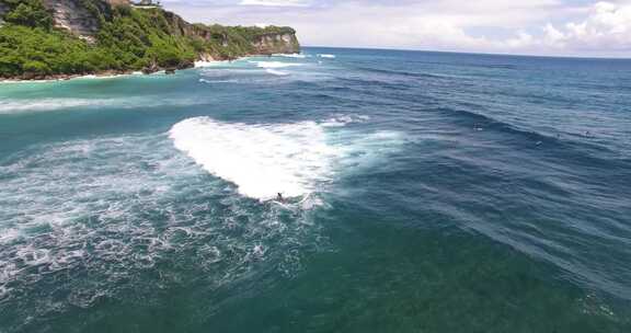 一个人在海滩上冲浪