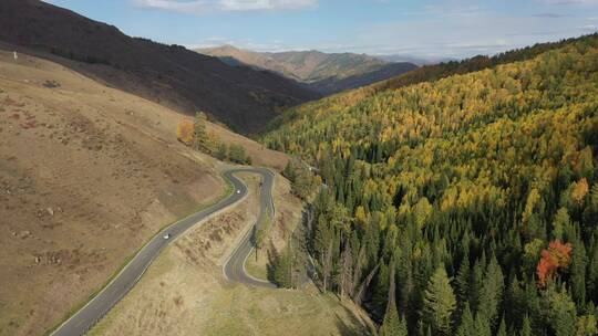 新疆阿勒泰蜿蜒的盘山路