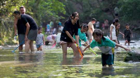 夏日山涧小溪玩水儿童