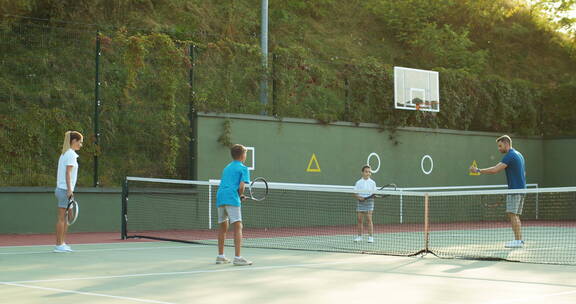 户外球场打网球的慢镜头