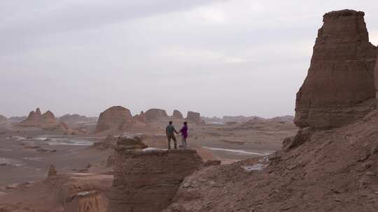游客在沙漠中欣赏大自然的美景。