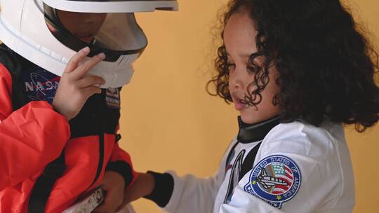 穿着美国宇航局航天服的孩子视频素材模板下载