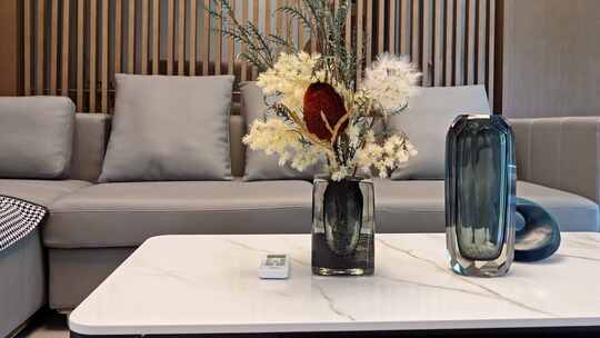 现代风格样板间高端住宅客厅茶几花瓶