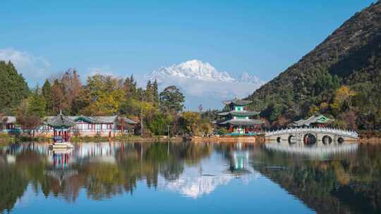 丽江黑龙潭公园和玉龙雪山白昼晴天延时摄影