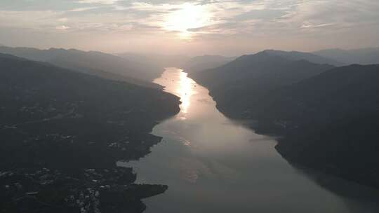 夕阳洒满河道