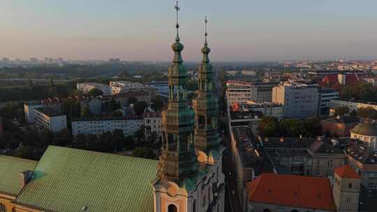 初夏波兹南历史旅游中心和圣弗朗西斯教堂尖