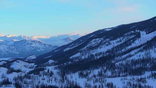 新疆阿勒泰冬季喀纳斯湖雪山水墨画雪景日出