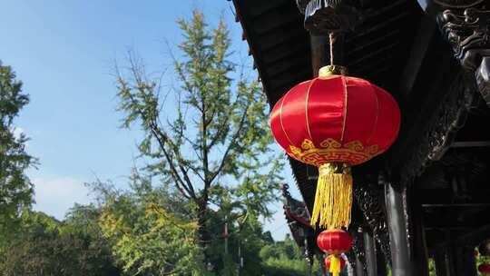 节日公园建筑屋檐挂着的红灯笼