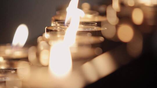 燃烧的蜡烛灯视频素材模板下载
