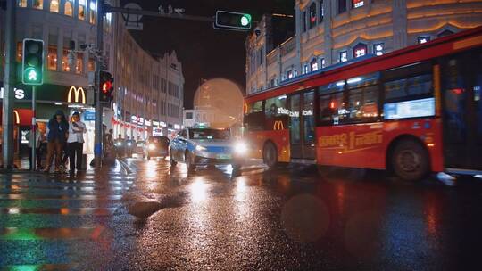 雨天城市夜晚路口汽车行驶