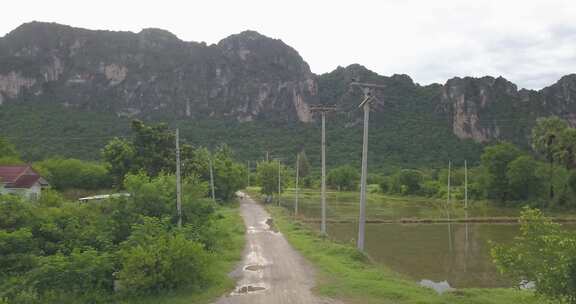 一条以群山为背景的土路