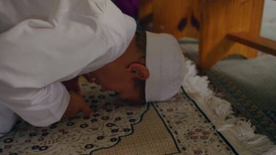 穆斯林信徒跪地祈祷视频素材模板下载