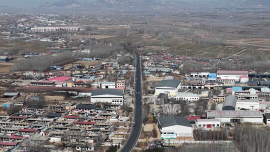 俯瞰乡村建筑与道路