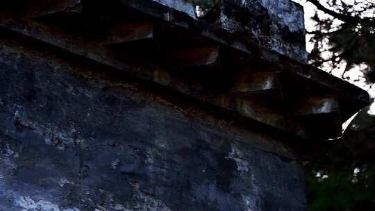 古老建筑屋檐特写