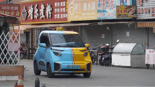 广西柳州市区街景路边停放新能源电动小汽车