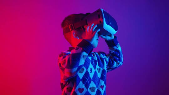 亚洲中国人男童VR眼镜模拟虚拟现实技术