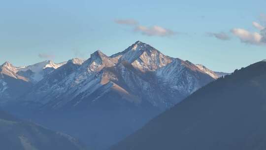 新疆琼库什台草原雪山航拍