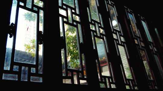 中式窗户彩色玻璃中式建筑中国风门窗视频素材模板下载