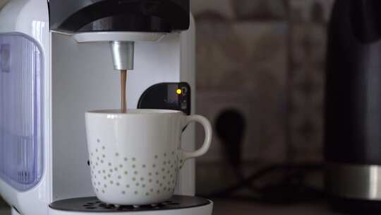 咖啡制作从咖啡机出咖啡
